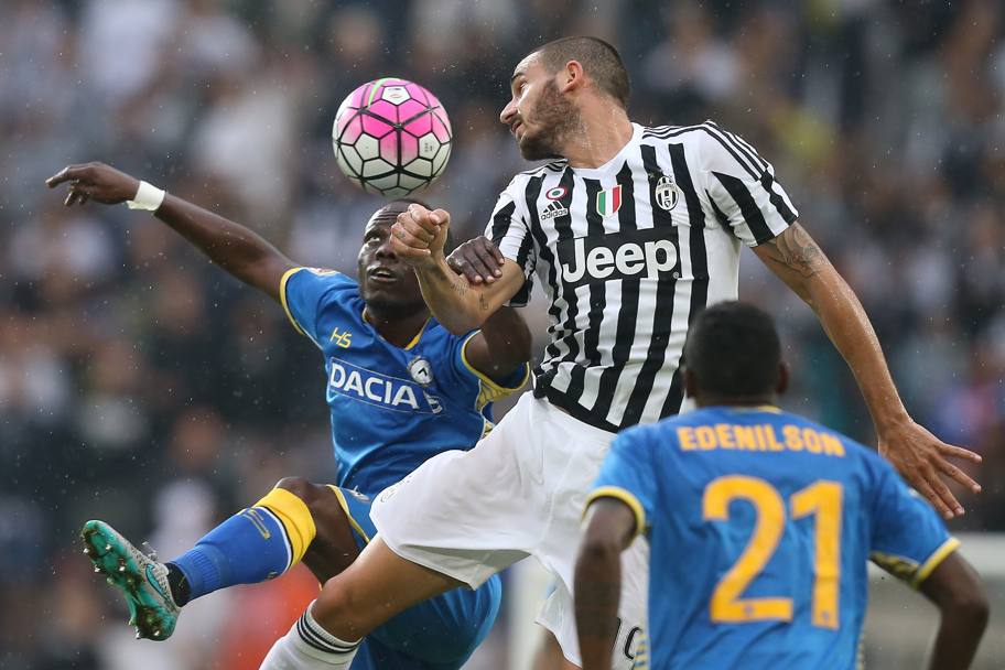 Un duello aereo tra Bonucci e Badu: sotto la pioggia, Juventus ed Udinese si sono date battaglia, in una gara di grande agonismo. Afp